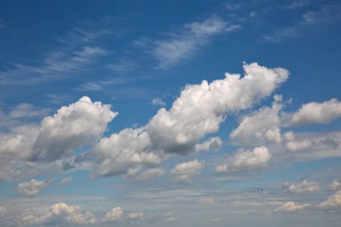 Güneşli bir yaz gününde mavi bulutlu bir arka plan