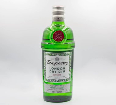 Kyiv, Ukrayna - 20 Temmuz 2023: Tanqueray London 'ın stüdyo çekimi, beyaz cine yakın çekim. Cin, en çok ardıç meyvelerinden elde edilen alkollü bir içecektir..