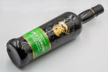 Kyiv, Ukrayna - 06 Eylül 2022: Lomond Gölü Tek Tahıllı Viski Şişesi 'nin stüdyo çekimi beyaza karşı. 1814 'te kurulan bir Highland içki imalathanesi..