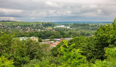 Ukrayna 'dan Dnister nehri ile Halych kasabası.