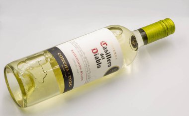 Kyiv, Ukrayna - 3 Eylül 2022: Casillero del Diablo Sauvignon Blanc Rezervi 'nin stüdyo çekimi beyaz arkaplana yakın beyaz şarap şişesi.