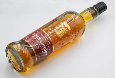 Kyiv, Ukrayna - 06 Eylül 2022: Lomond Gölü Tekli İskoç viskisinin stüdyo çekimi. 1814 'te kurulan bir Highland içki imalathanesi..