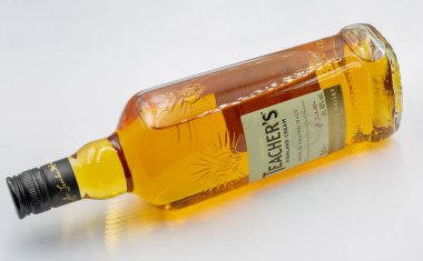 Kyiv, Ukrayna - 4 Aralık 2022: Öğretmenin Highland Cream viski şişesi beyaza yakın çekim. Öğretmen 'in Highland Cream' i Glasgow 'da üretilen bir viskidir..