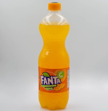 Kyiv, Ukrayna - 16 Eylül 2023: plastik şişedeki Fanta tatlı içeceği beyaz arka plana yakın plan. Fanta, Coca-Cola tarafından üretilen meyve aromalı hafif meşrubat markasıdır..