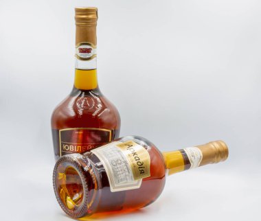 Kyiv, Ukrayna - 06 Kasım 2022: Odesa brendi fabrikasının Jubilee ve Arcadia brendi şişelerinin stüdyo çekimi.