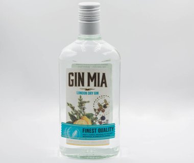 Kyiv, Ukrayna - 16 Eylül 2023: Gin Mia London 'ın stüdyo çekimi. Cin, en çok ardıç meyvelerinden elde edilen alkollü bir içecektir..