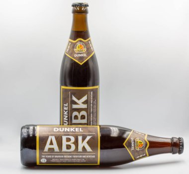 Kyiv, Ukrayna - 05 Ağustos 2022: Dunkel ABK Koyu bira şişelerinin stüdyo çekimi.