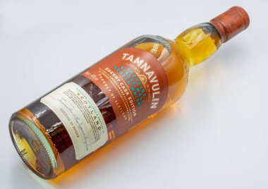 Kyiv, Ukrayna - 06 Eylül 2022: Tamnavulin Speyside Stüdyo çekimi Tek Malt vişneli viski fıçısı viski şişesi beyaza karşı yakın çekim. Damıtma tesisi 1966 yılında kuruldu..