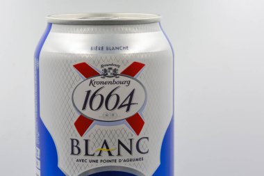 Kyiv, Ukrayna - 25 Aralık 2022: Limonlu Kronenbourg Blanc 1664 buğday birasının stüdyo çekimi beyaza yakın çekilebilir. Şirket Carlsberg Grup 'a ait..