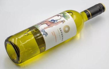 Kyiv, Ukrayna - 5 Eylül 2022: Savanha Chardonnay stüdyo çekimi Güney Afrika beyaz arka plana yakın beyaz şarap şişesi.