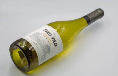 Kyiv, Ukrayna - 05 Eylül 2022: Carta Vieja Chardonnay 'in stüdyo çekimi beyaz arka plana yakın beyaz şarap şişesi.