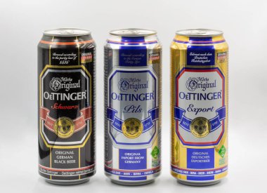 Kyiv, Ukrayna - 08 Ekim 2022: Alman Öttinger Pils, Schwarz and Export bira kutularının çekimleri beyaz arka plana yakın plan.