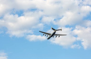 Kyiv, Ukrayna - 22 Ağustos 2021: Antonov AN-225 Mriya uçağı, dünyanın en büyük nakliye uçağı. 2022 'de Ukrayna' ya yapılan Rus işgalinden sonra Hostomel havaalanında yok edildi..