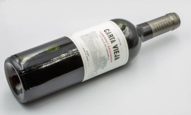 Kyiv, Ukrayna - 05 Eylül 2022: Carta Vieja Cabernet Sauvignon 'un stüdyo çekimi beyaz arkaplana yakın kırmızı şarap şişesi.