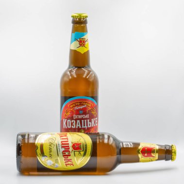 Kyiv, Ukrayna - 15 Aralık 2022: Okhtyrsk Light ve Kazak bira şişelerinin stüdyo çekimi.