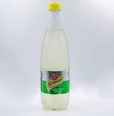 Kyiv, Ukrayna - 31 Aralık 2023: Schweppes Klasik Mojito tatlı içeceği plastik şişede beyaz arka plana yakın plan. Schweppes ilk alkolsüz içeceklerden biriydi..