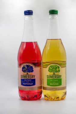 Kyiv, Ukrayna - 08 Ocak 2023: Somersby elma ve böğürtlen şarabı şişelerinin stüdyo çekimi beyaz arka plana yakın çekim. Danimarkalı bira şirketi Carlsberg Group tarafından üretilen bir markadır..