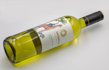 Kyiv, Ukrayna - 5 Eylül 2022: Savanha Chenin Blanc 'ın stüdyo çekimi Güney Afrika beyaz şarap şişesi beyaz arka plana yakın çekim.