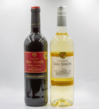 Kyiv, Ukrayna - 25 Aralık 2022: Castillo San Simon Chardonnay ve Monastrell Jumilla 'nın stüdyo çekimi beyaz arka planda beyaz ve kırmızı şarap şişeleri yakın plan.