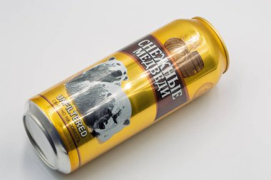 Kyiv, Ukrayna - 22 Ocak 2023: Snow Bears Obolon Ukrayna birasının stüdyo çekimi beyazlara karşı kapanabilir.