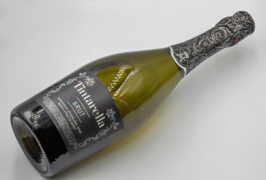 Kyiv, Ukrayna - 18 Ağustos 2023: Tintarella Brut Villa Tinta Ukrayna yapımı köpüklü şarap şişesinin beyaz arka plana yakın çekim çekimi.