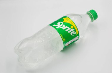 Kyiv, Ukrayna - 16 Eylül 2023: Plastik şişedeki limonlu spprite tatlı içecek beyaz arka plana yakın plan. Sprite, Coca-Cola 'nın sahip olduğu meyve aromalı hafif içecekler markasıdır.