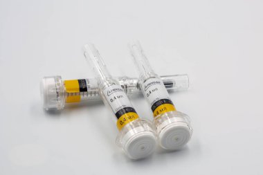 Kyiv, Ukrayna - 18 Aralık 2023: Klexane 40 mg Sanofi şırıngaları enjeksiyon için önceden doldurulmuş çözelti ve enjeksiyon enjeksiyonu ile otomatik güvenlik sistemi kapanışı.