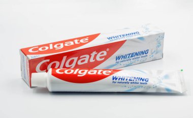 Kyiv, Ukrayna - 23 Aralık 2023: Colgate florür Whitening diş macunu paketi. Colgate çok çeşitli diş macunları, diş fırçaları ve gargara üreticisi..