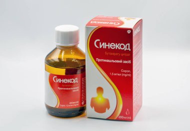 Kyiv, Ukrayna - 4 Şubat 2024: GSK Sinecod şurubu ilaçlarının beyaz üzerindeki öksürük paketini kapatmak için kullanılan stüdyo çekimi.