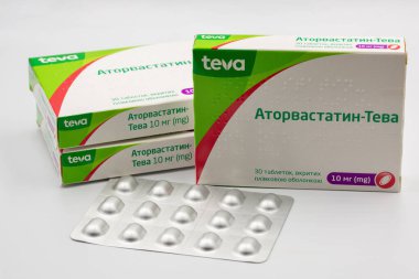 Kyiv, Ukrayna - 22 Mart 2024: Atorvastatin jenerik ilaç Teva tarafından beyaza karşı yakın plan. Kardiyovasküler hastalıkları önlemek ve anormal lipit seviyelerini tedavi etmek için kullanılan bir ilaçtır..