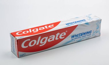 Kyiv, Ukrayna - 23 Aralık 2023: Colgate florür Whitening diş macunu paketi. Colgate çok çeşitli diş macunları, diş fırçaları ve gargara üreticisi..