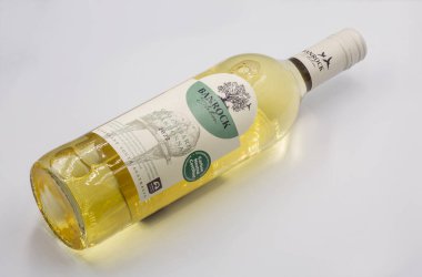 Kyiv, Ukrayna - 4 Şubat 2024: Banrock Station Colombard Chardonnay Stüdyo çekimi Avustralya beyaz şarap şişesi üzerine kapanış.