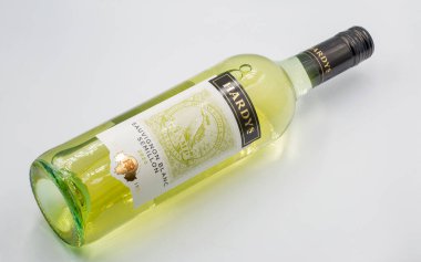 Kyiv, Ukrayna - 4 Şubat 2024: Hardys 2020 Chardonnay Semillon Blanc Avustralya beyaz şarap şişesinin beyaz üzerine yakın çekim.