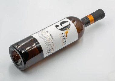 Kyiv, Ukrayna - 11 Mayıs 2023: 9 Viety Pinot Grigio Moldovia beyaz şarap şişesinin beyaz arka plana yakın çekim çekimi.