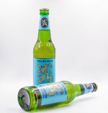 Kyiv, Ukrayna - 10 Eylül 2023: Lowenbrau Helles Bira Şişelerinin Stüdyo çekimi beyaza karşı yakın çekim. Lowenbrau, Münih 'te 1383 yılında kurulan bir bira fabrikasıdır..