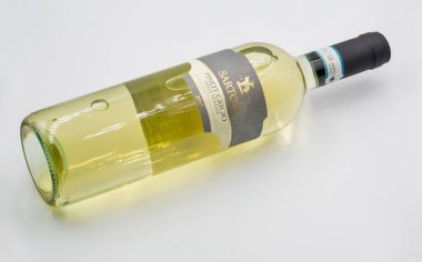 Kyiv, Ukrayna - 18 Kasım 2023: İtalyan Sartori Pinot Grigio delle Venezie 'nin stüdyo çekimi beyaz arka plana yakın beyaz şarap şişesi.