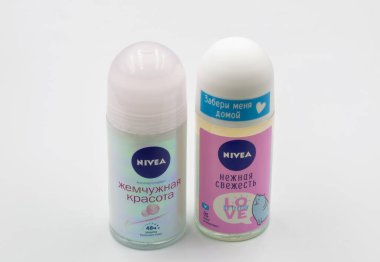 Kyiv, Ukrayna - 01 Haziran 2022: Beyaz üzerine yakın plan Nivea paten deodorantının stüdyo çekimi. Nivea, cilt ve vücut bakımında uzmanlaşmış bir Alman kişisel bakım markasıdır..