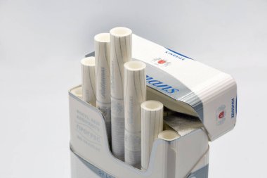 Kyiv, Ukrayna - 05 Ağustos 2022: Bir paket Rothman sigarası beyaza yakın çekim. Rothmans International PLC, 1999 yılında British American Tobacco tarafından satın alınan İngiliz tütün üreticisi..