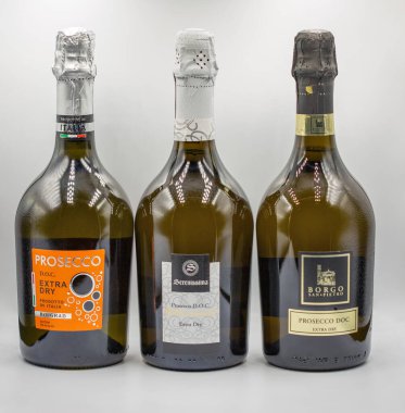 Kyiv, Ukrayna - 20 Temmuz 2023: İtalyan Prosecco Bolgrad, Serenissima ve Borgo 'nun stüdyo çekimi beyaz arka plana yakın çekim.