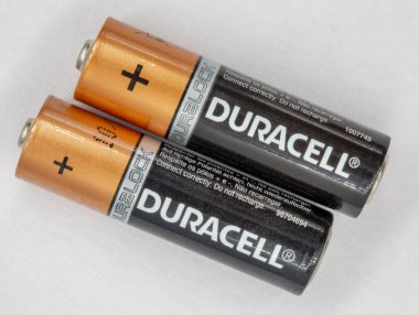 Kyiv, Ukrayna - 10 Temmuz 2022: Taşınabilir cihazlar için kullanılan Duracell alkalin pilleri. Duracell Inc., Amerikan alkalin pilleri, özel hücreler ve şarj edilebilir enerji üreticisi.