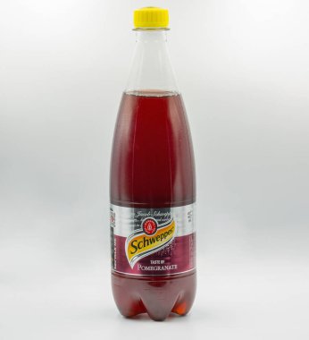 Kyiv, Ukrayna - 20 Temmuz 2023: Schweppes Pomegranate tatlı içeceği plastik şişede beyaz arka plana yakın plan. Schweppes ilk alkolsüz içeceklerden biriydi..