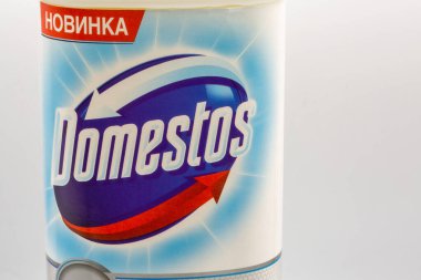 Kyiv, Ukrayna - 02 Eylül 2022: Domestos beyaz arka planda taze mavi şişeyi genişletti. Domestos, Unilever tarafından üretilen bir İngiliz temizlik alanıdır..