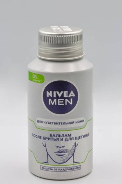 Kyiv, Ukrayna - 02 Eylül 2022: Nivea Men 'in stüdyo çekimi beyaza merhem sürdükten sonra. Nivea, cilt ve vücut bakımında uzmanlaşmış bir Alman kişisel bakım markasıdır..