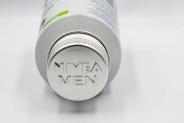 Kyiv, Ukrayna - 02 Eylül 2022: Nivea Men 'in stüdyo çekimi beyaza merhem sürdükten sonra. Nivea, cilt ve vücut bakımında uzmanlaşmış bir Alman kişisel bakım markasıdır..