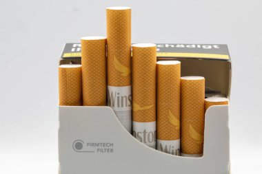 Kyiv, Ukrayna - 03 Eylül 2022: Bir paket Winston Blue sigarası beyaza yakın çekim. Japon Tütünü 'nün sahibi ve üreticisi olan bir sigara markası..