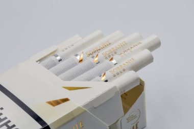 Kyiv, Ukrayna - 03 Eylül 2022: Bir paket Sobranie Gold sigarası beyaza yakın çekim. Japon Tütünü 'nün yan kuruluşu Gallaher Group' a ait ve üretilen bir sigara markası..
