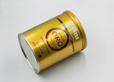Kyiv, Ukrayna - 10 Eylül 2023: Lavazza Oro kahve tenekesinin beyaz üzerine yakın çekim çekimi. Lavazza, 1895 yılında Luigi Lavazza tarafından kurulan bir İtalyan markasıdır..