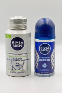 Kyiv, Ukrayna - 02 Eylül 2022: Nivea erkek paten deodorantının stüdyo çekimi ve beyaz üzerine traş losyonu. Nivea, cilt ve vücut bakımında uzmanlaşmış bir Alman kişisel bakım markasıdır..