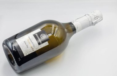 Kyiv, Ukrayna - 20 Temmuz 2023: İtalyan Serenissima Millesimato 'nun stüdyo çekimi beyaz arka plana karşı ekstra kuru kovboyculuk şişesi.