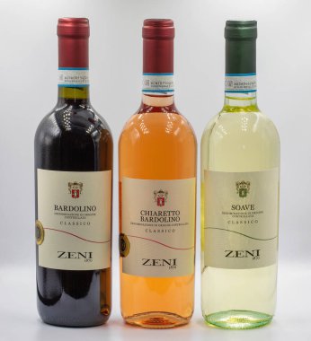 Kyiv, Ukrayna - 27 Nisan 2024: Zeni Soave, Bardolino ve Chiaretto 'nun stüdyo çekimi beyaz zemin üzerinde kırmızı ve kırmızı şarap şişeleri yakın plan.
